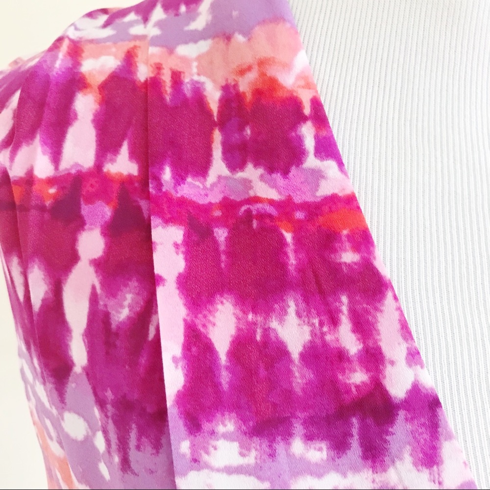 Rose and Olive V Neck Tie Dye Print Shell - Picture 3 of 7